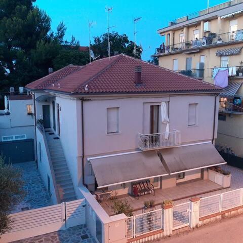 Good House- Ampio Appartamento Vicino Al Mare Rimini Exterior foto